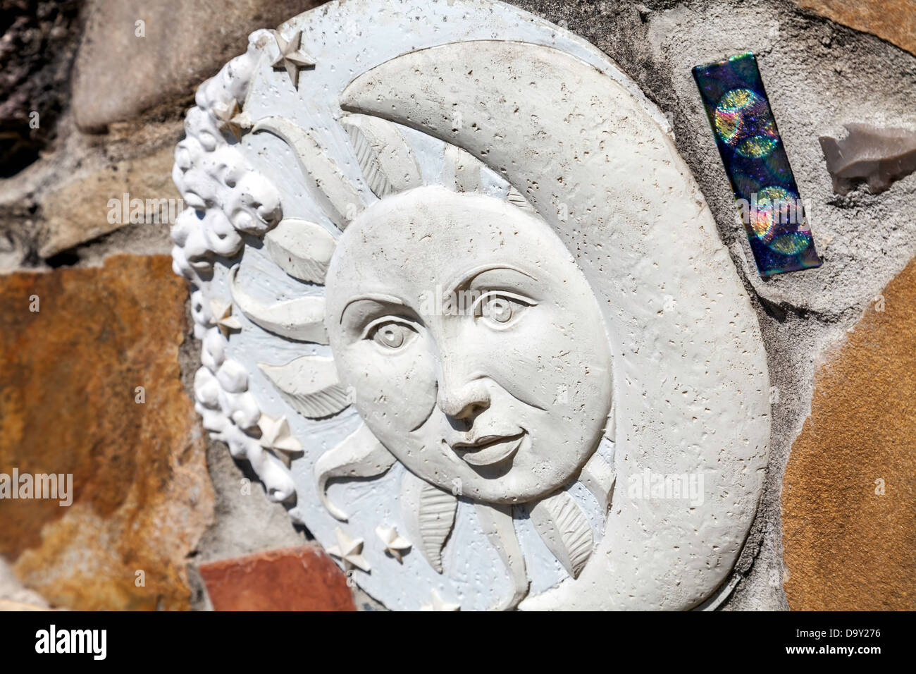 Skulpturale Kunst und Keramik eingebettet in eine Steinmauer umgeben die Kanapaha Gärten-Kinder-Garten in der Nähe von Gainesville FL Stockfoto