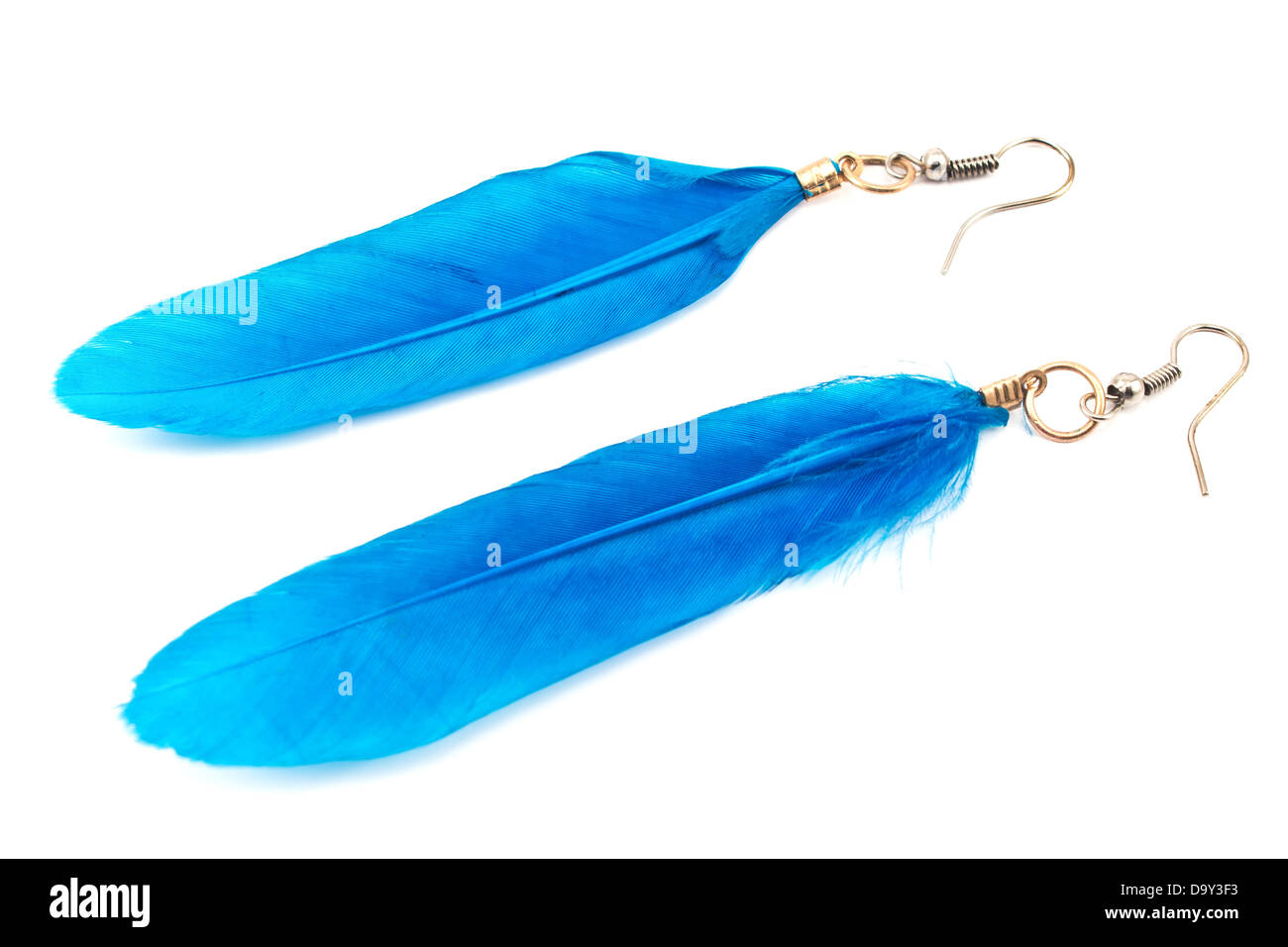Damen Ohrringe mit blauen Federn isoliert auf weiss Stockfoto