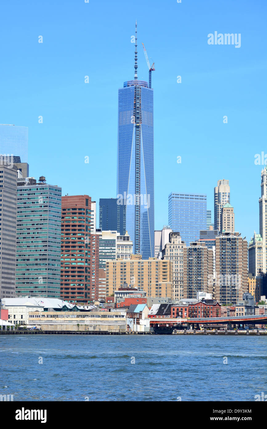 Lower Manhattan Skyline entlang des East River. Stockfoto