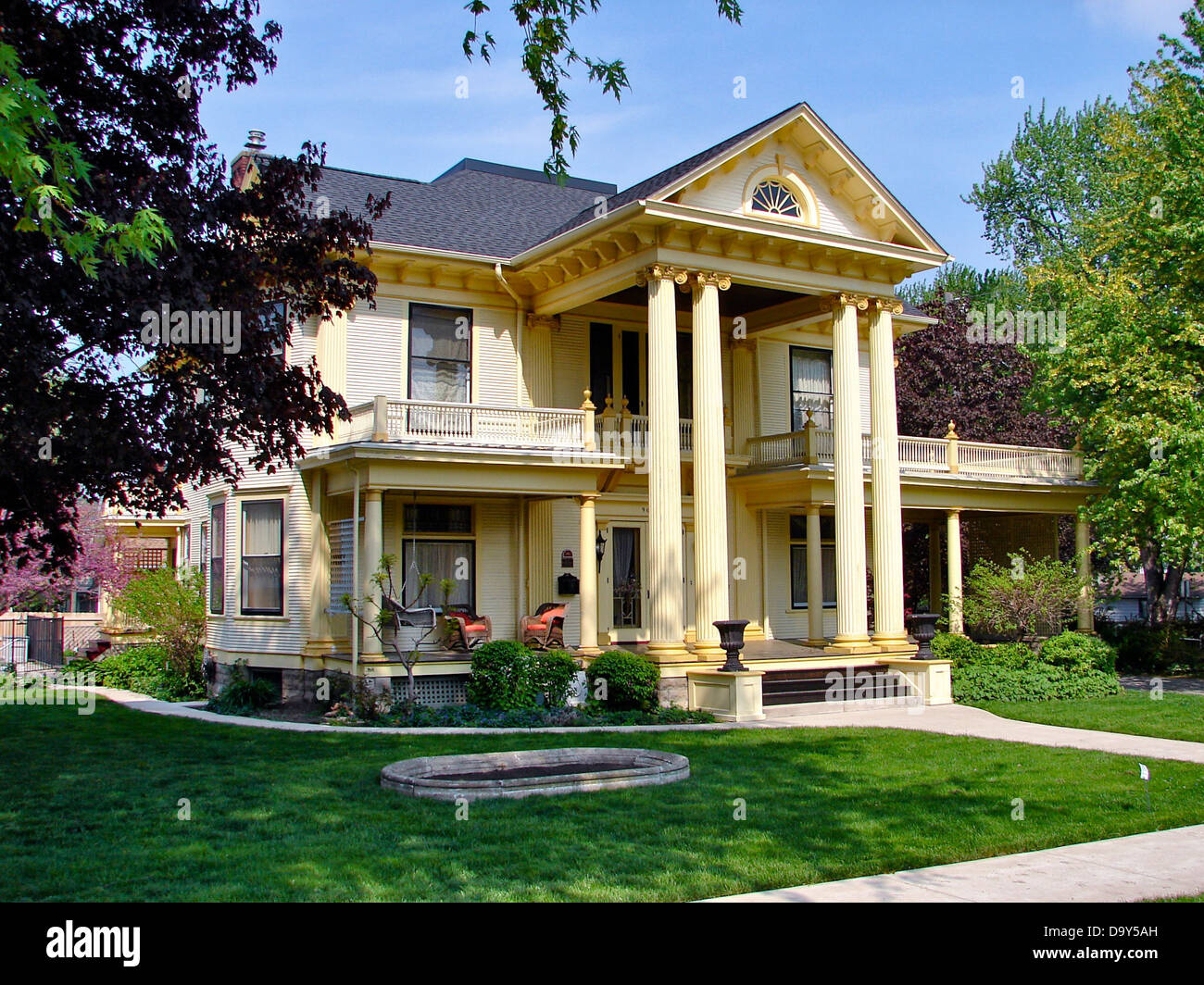 Dieses historische Haus in Rock Island, Illinois, ist für seinen architektonischen Wert und seine Erhaltung als lokales Wahrzeichen bekannt. Das Gebäude spiegelt das Design des 19. Jahrhunderts wider und trägt zur historischen Identität der Region bei und ist ein wichtiger Teil des Erbes von Rock Island. Stockfoto