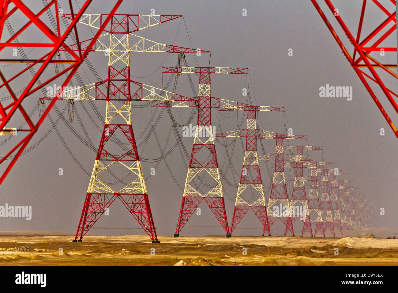 Hochspannungsmasten in eine perfekte Ausrichtung, die Durchquerung der Wüste. Stockfoto