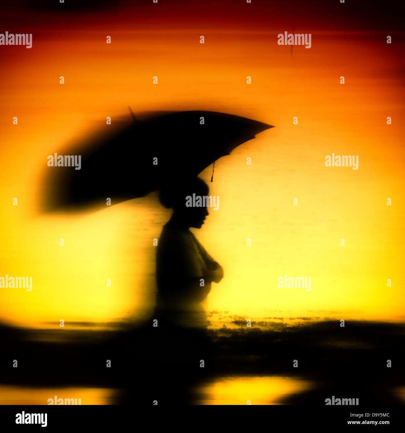 Frau mit Sonnenschirm am Strand in Vanuatu Stockfoto