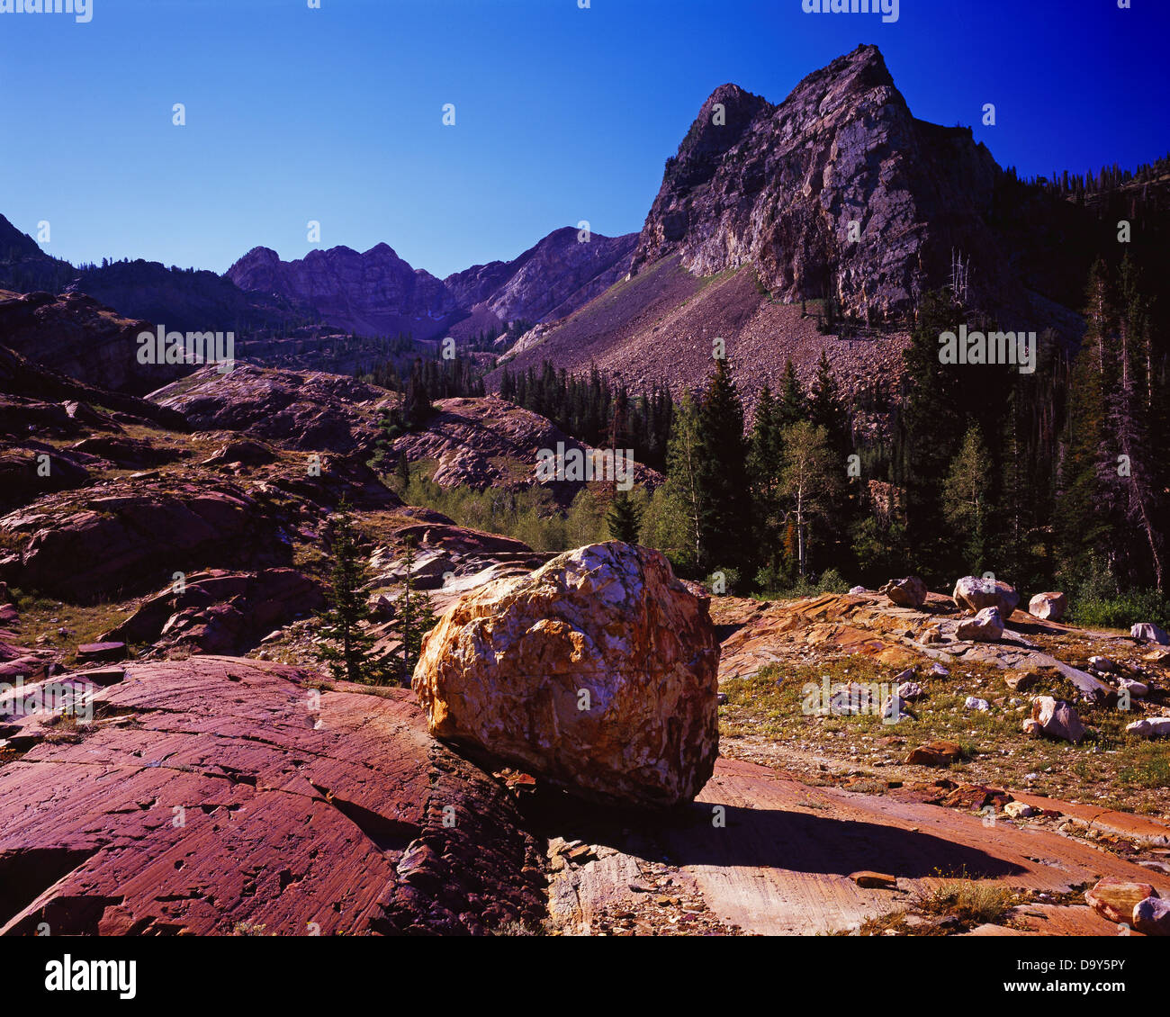 Glazial-gerillt erratischen ruht auf Gletschern polierten Felsen mit Sonnenuhr Peak über Wasatchkette bis Mühle B Gabel in der Nähe von Lake Stockfoto