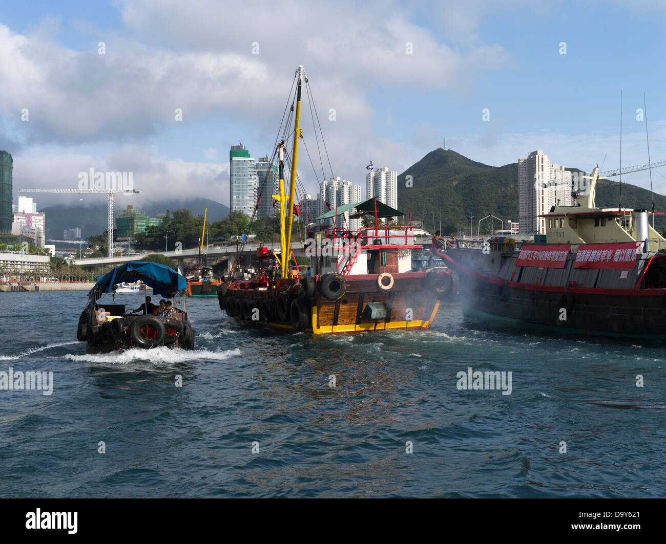 Dh Hafen Aberdeen ABERDEEN HONG KONG Cargo laden Chinesische Dschunke Boot und Sampan taxi Boote Hafen Stockfoto
