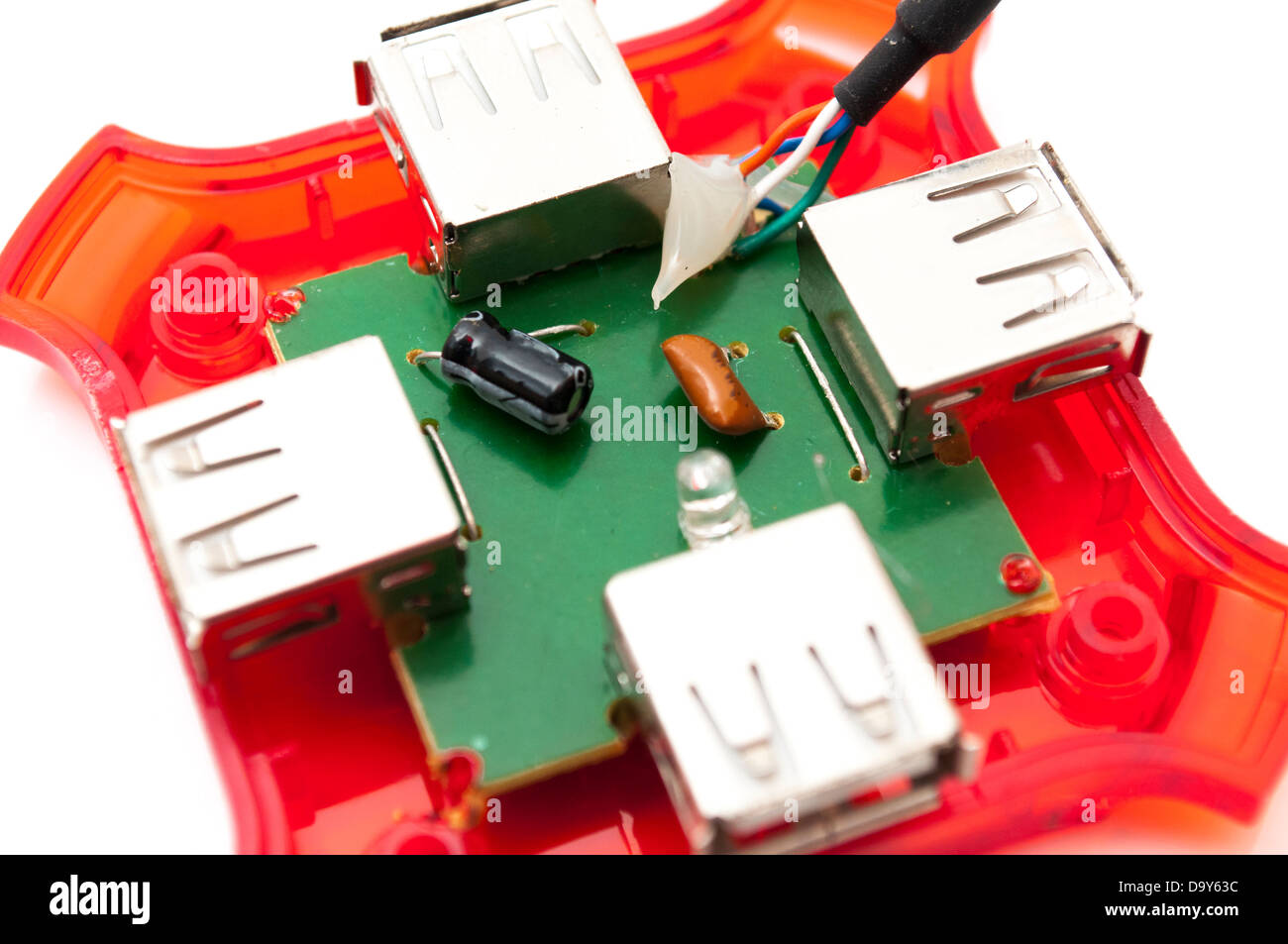 Mikrocontroller Board auf weißem Hintergrund Stockfoto
