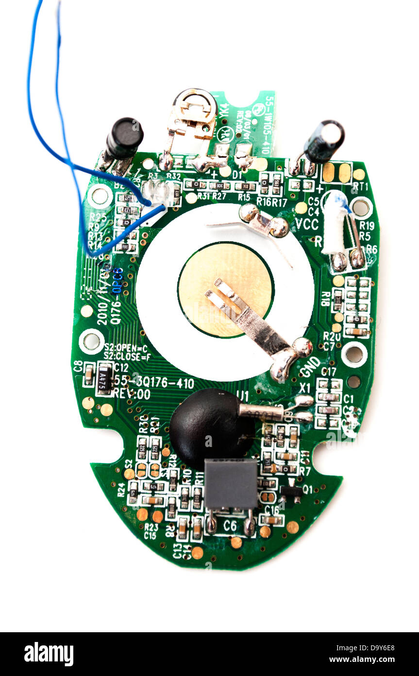 Mikrocontroller Board auf weißem Hintergrund Stockfoto