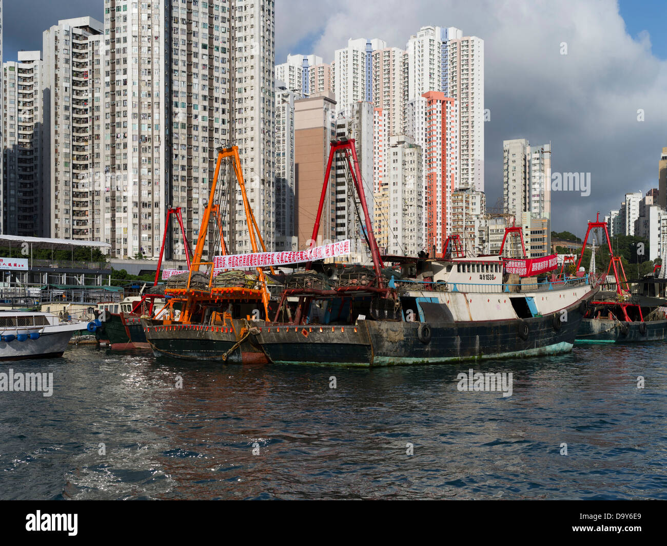 Dh Aberdeen Hafen Aberdeen Hongkong Chinesische Fischerboote Im Hafen Anchorage Hochhaus Wohn Hochhauser Stockfotografie Alamy
