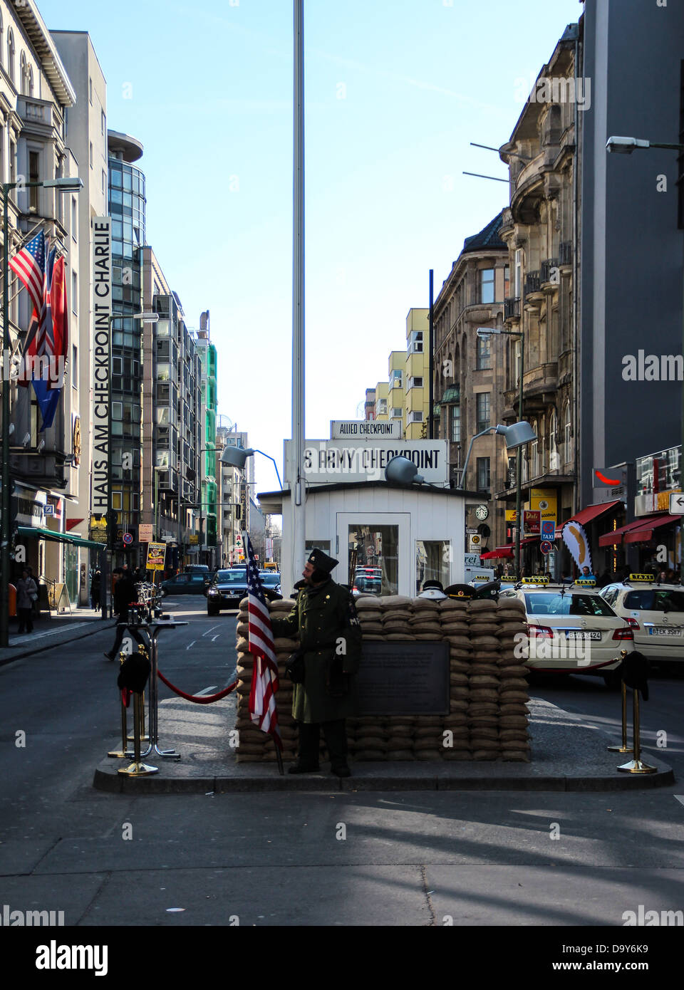 Blick auf den Checkpoint Charlie, die Berliner Mauer, die Barriere, die getrennt West Berlin (USA) aus Ost-berlin (UDSSR) im Kalten Krieg Stockfoto