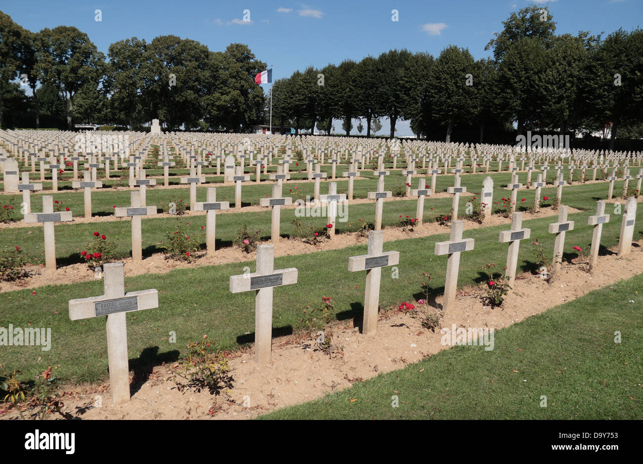 Gesamtansicht über die (französischen) Grabsteine in CWGC St Pierre & Französisch Friedhof, Amiens, Somme Picardie, Frankreich. Stockfoto