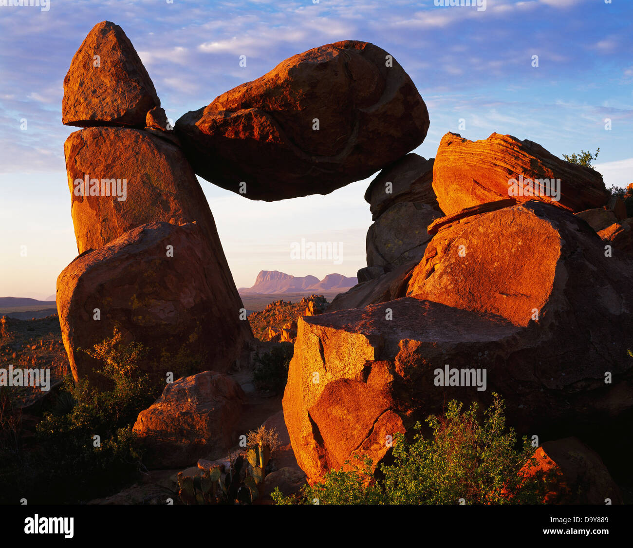 USA Texas Big Bend Nationalpark Sonnenaufgang leuchtenden Balanced Rock Naturgranit Bogen in Grapevine Hügeln mit Nugent Stockfoto