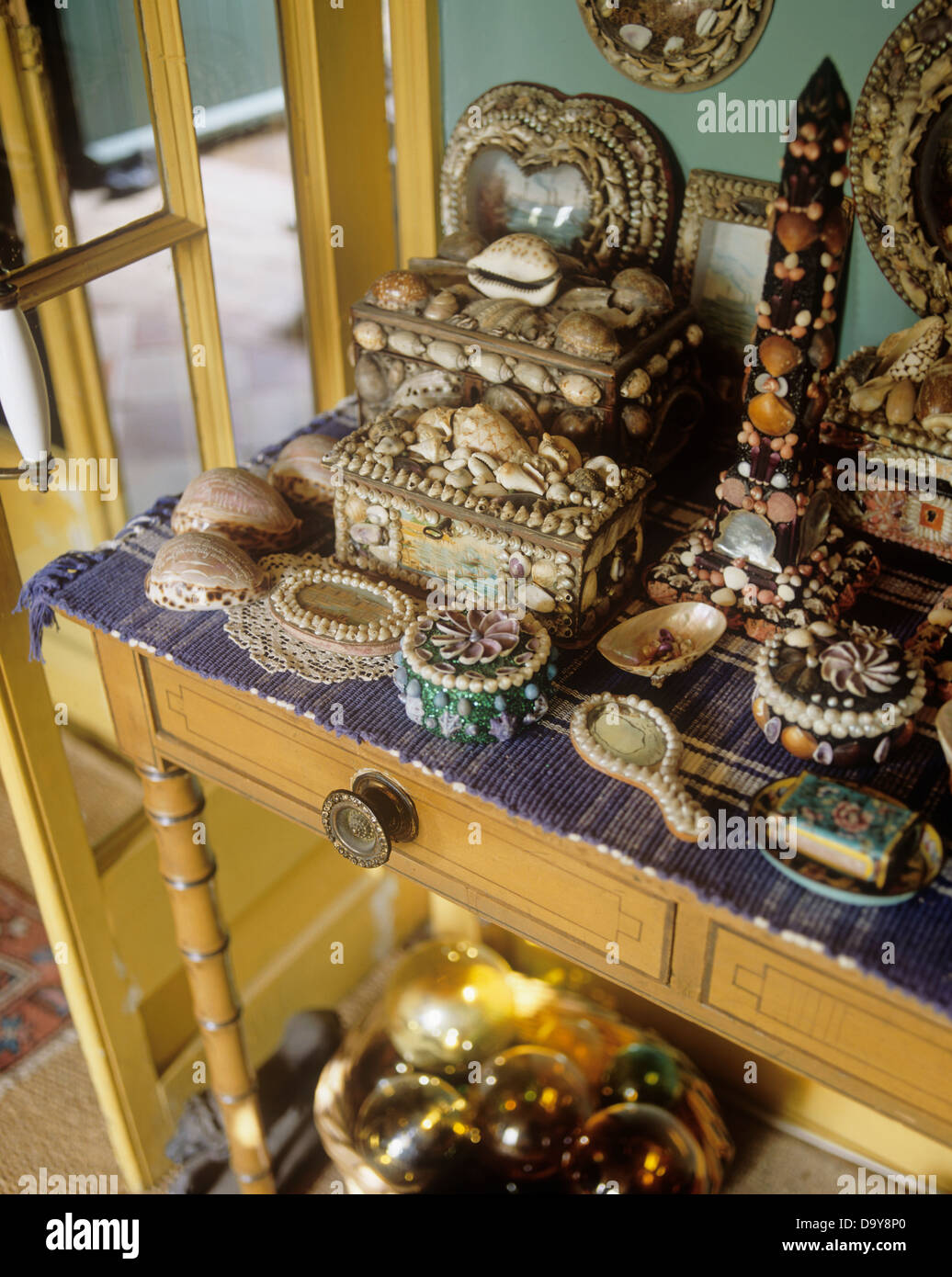 Nahaufnahme der Sammlung von Shell-verkrusteten Ornamente auf Kiefer Tisch Stockfoto