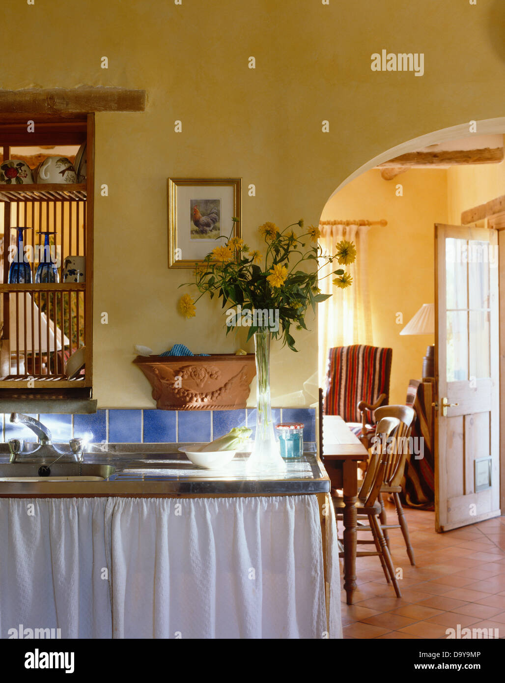 Weisse Vorhange Auf Insel Mit Spule In Der Kuche Mit Blick Durch