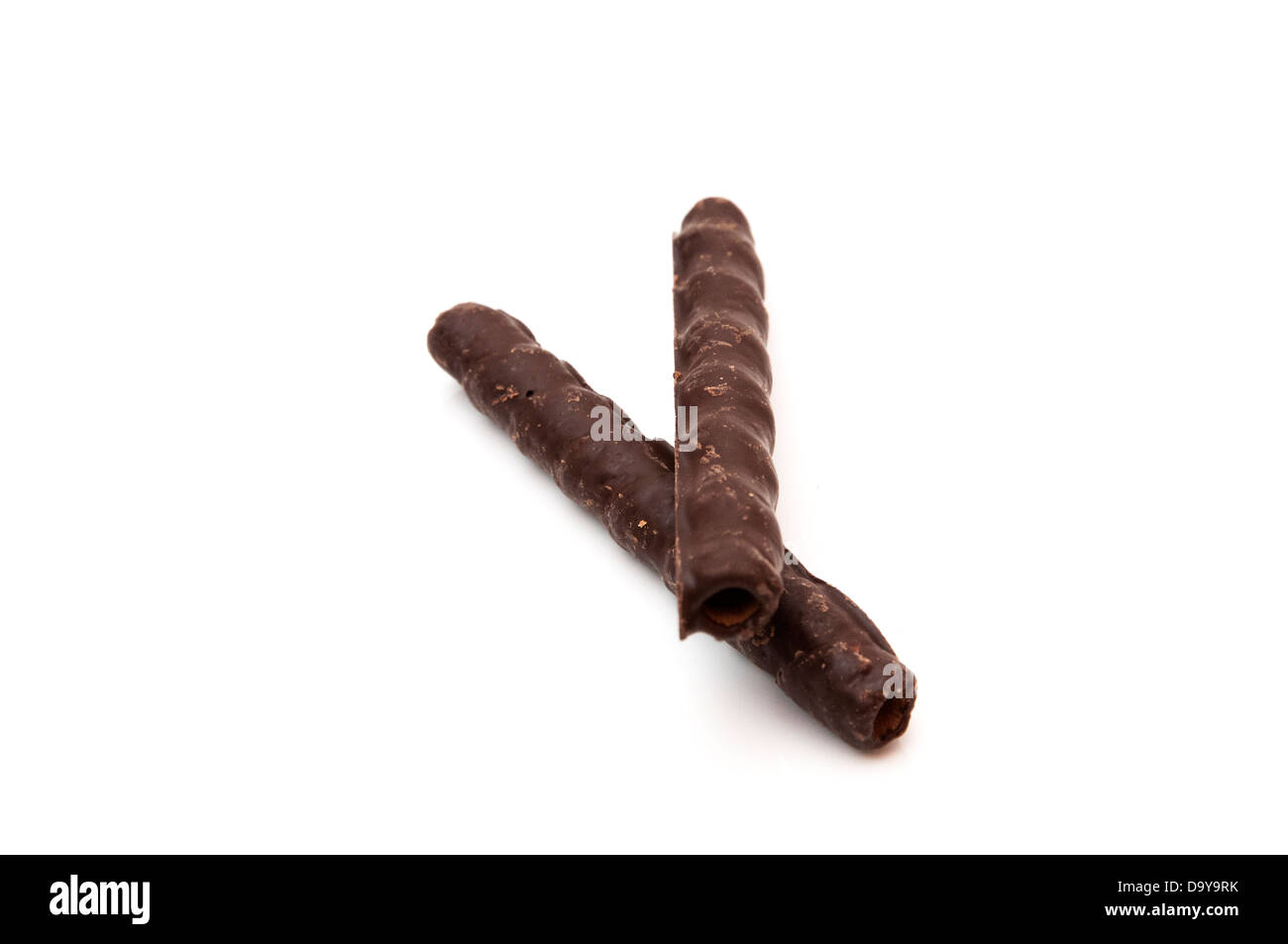 Lange Schokoladenkekse auf weißem Hintergrund Stockfoto