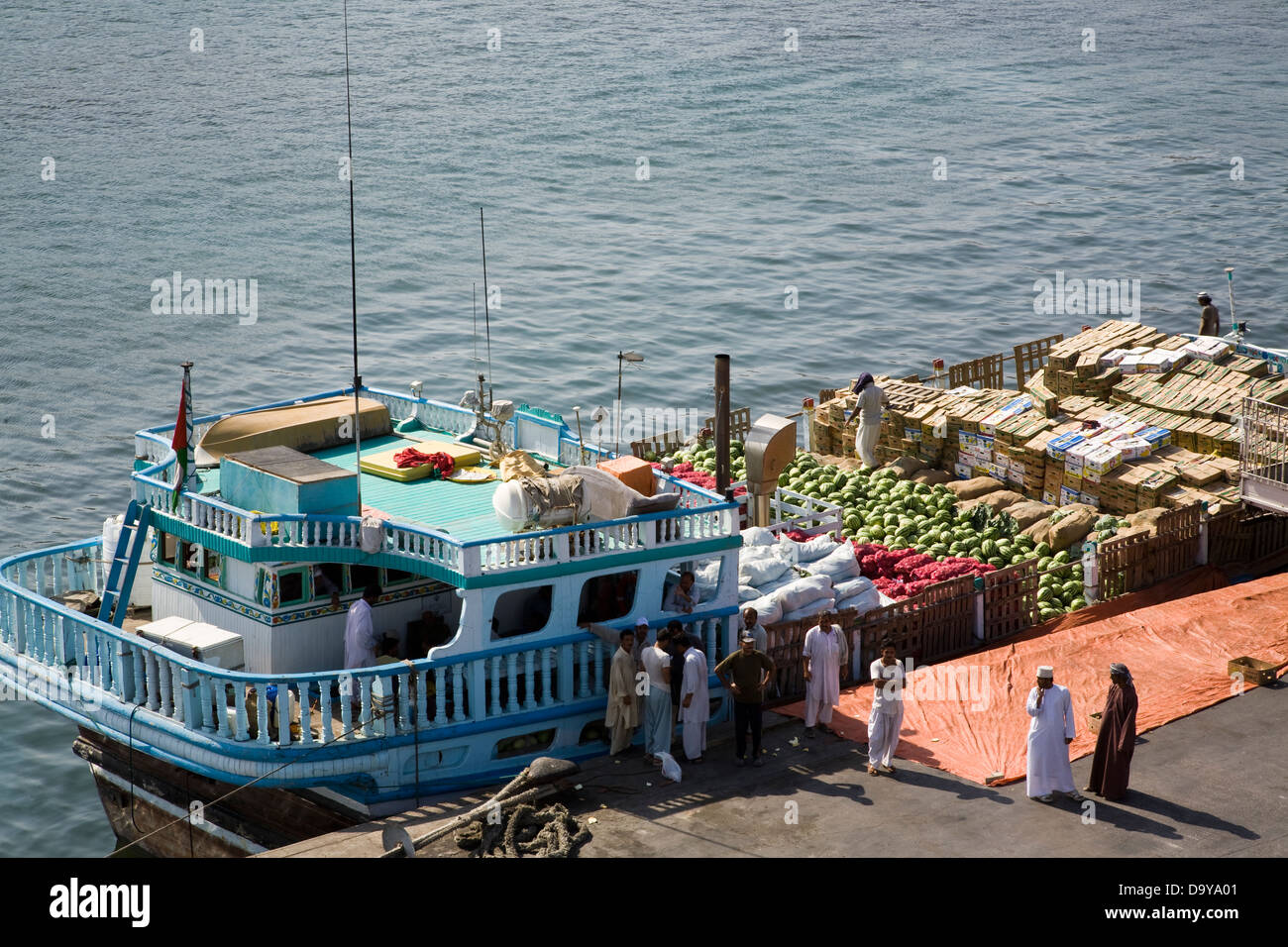 Traditional-Style Dhaus dienen noch Ladung von Muscat Hafen zum kleineren Häfen in Oman, Maskat, Oman zu transportieren. Stockfoto