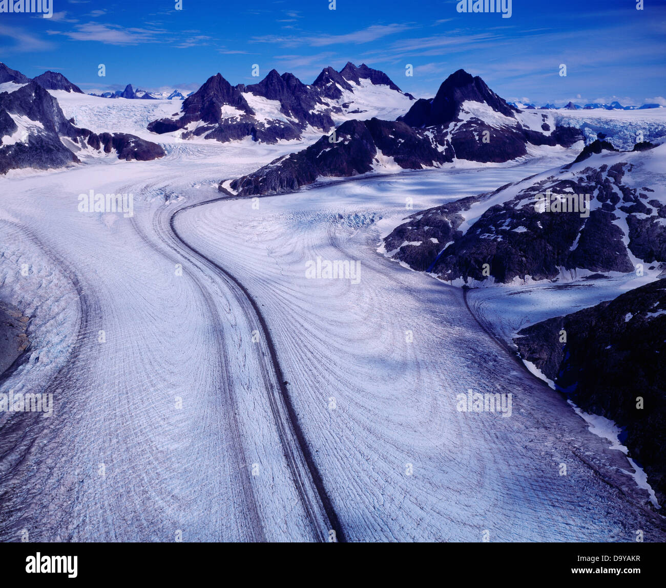 Luftbild Mittelmoränen Spitzbögen auf Herbert Glacier als es schwappt von Juneau Icefield Tongass National Forest Alaska. Stockfoto