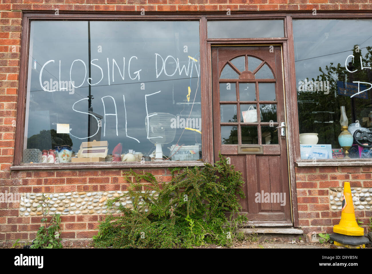 Ladenfront mit "Schließung Verkauf" gemalt auf Glas, Norfolk, England. Stockfoto