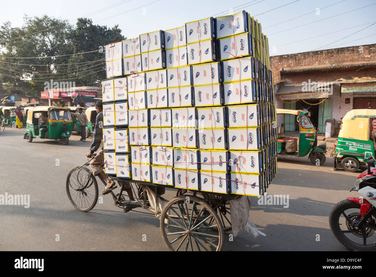 Indien, Boxen Agra, Uttar Pradesh Schuh auf Fahrradrikscha transportiert werden Stockfoto