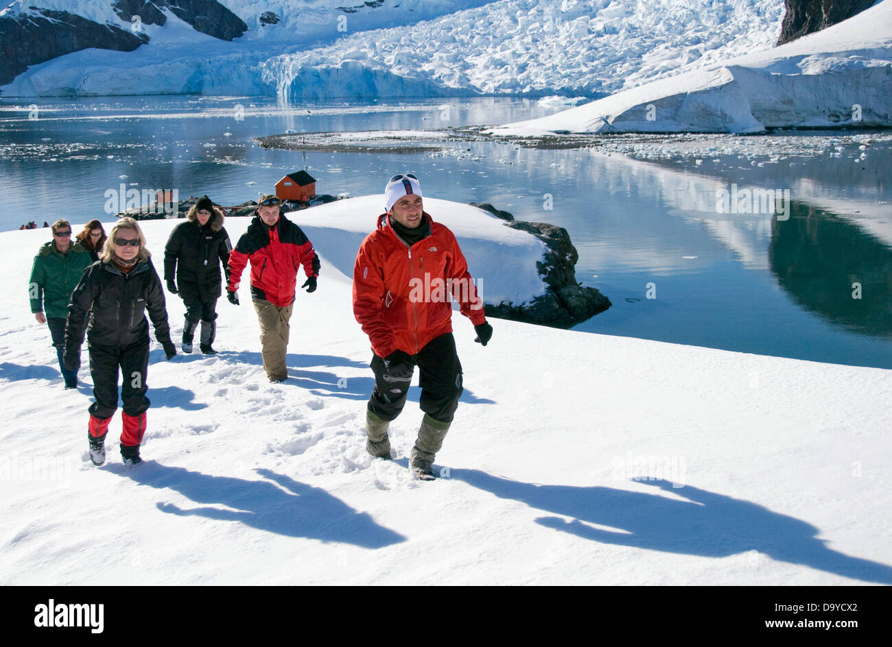 Eine Gruppe von Touristen bei Paradise Bay in der Antarktis Stockfoto