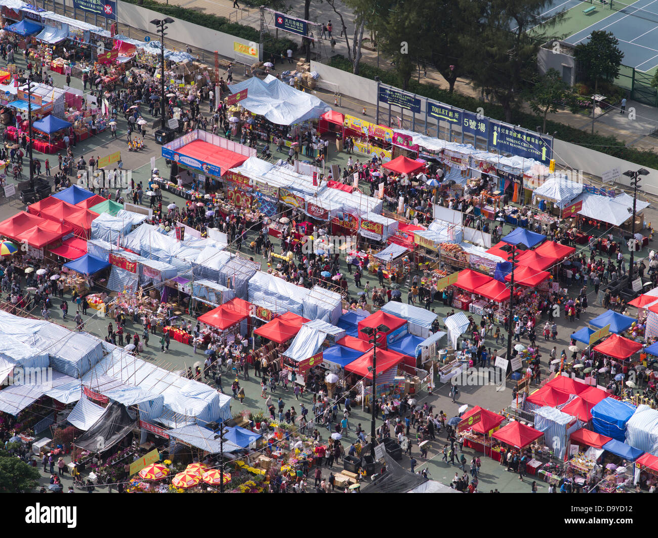 Dh Victoria Park in CAUSEWAY BAY HONG KONG Weihnachtsmarkt Stände und Menschenmassen besetzt Stockfoto