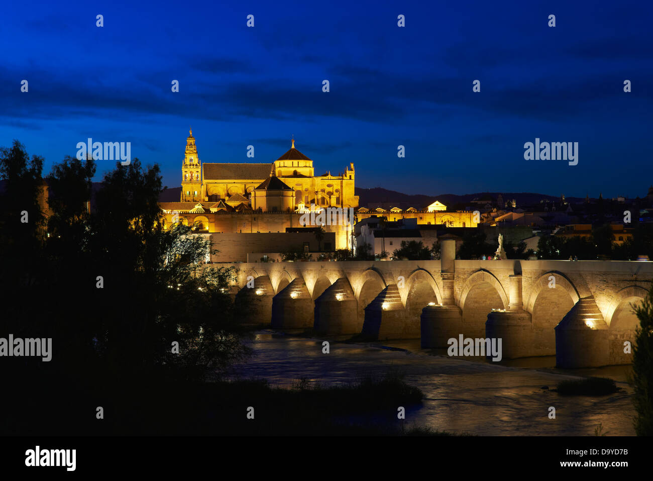 Guadalquivir, römische Brücke und Moschee-Kathedrale in der Abenddämmerung. Córdoba. Andalusien. Spanien Stockfoto
