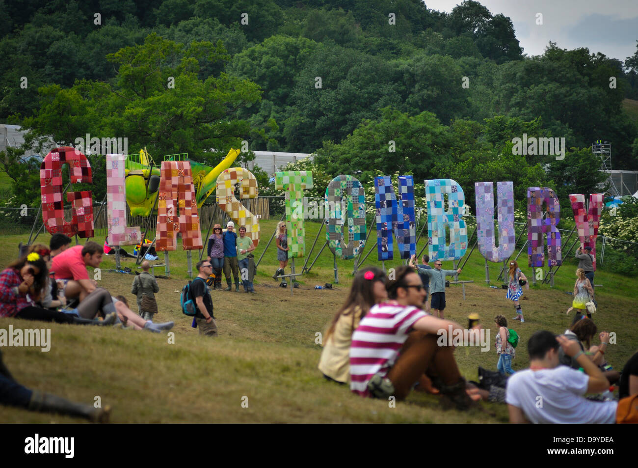 Die geschätzte 200.000 Menschen werden die vier Tag Glastonbury Festival stattfindet, an würdige Farm, Pilton Somerset teilnehmen. Festivals geht saß auf dem Hügel am Rande des Festivals Musik hören in der Ferne. Juni 28. 2013. Musikfestival in Glastonbury PILTON, Somerset, England, UK Credit: Alistair Heap/Alamy leben Nachrichten Stockfoto