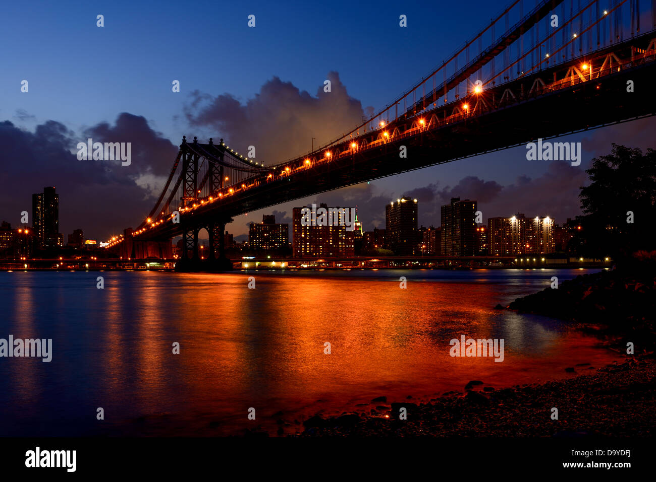 Nachtansicht der Manhattan Bridge und Lower Manhattan, New York City Stockfoto