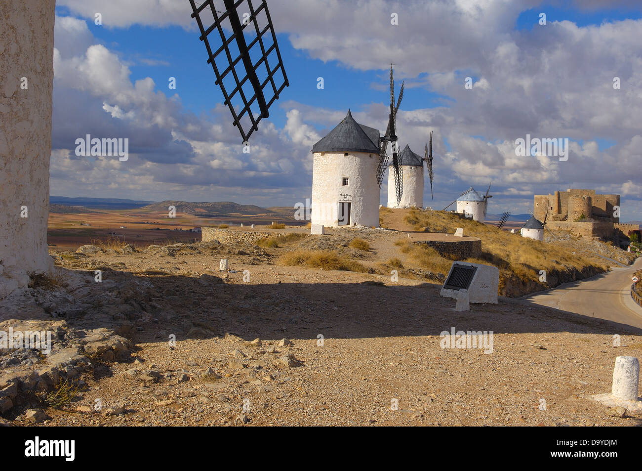 Windmühlen und die Burg der Ritter von St. Johannes von Jerusalem, Consuegra, Provinz Toledo, Route des Don Quijote, Castilla-La Manc Stockfoto