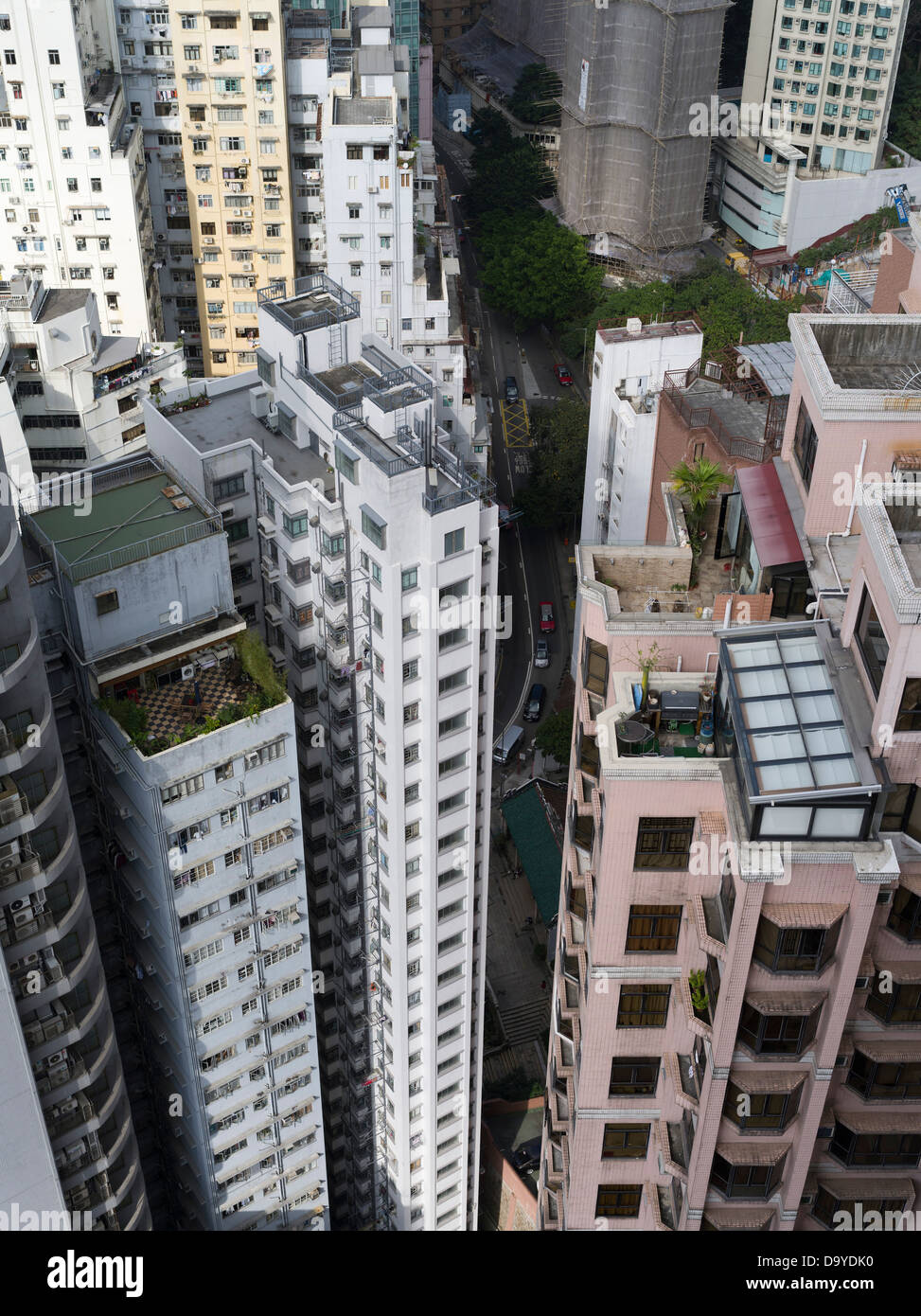 dh CAUSEWAY BAY HONGKONG Chinesische Hochhäuser Wolkenkratzer Gebäude blockieren einen dichten Turm in einem Wohngebiet Stockfoto
