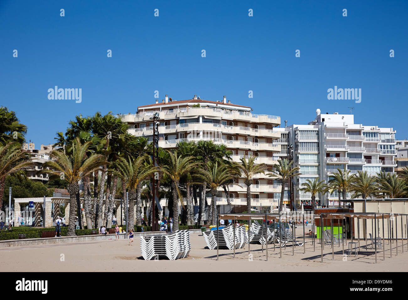 von Bäumen gesäumten Strandpromenade Promenade und Strand Salou Katalonien Spanien Stockfoto