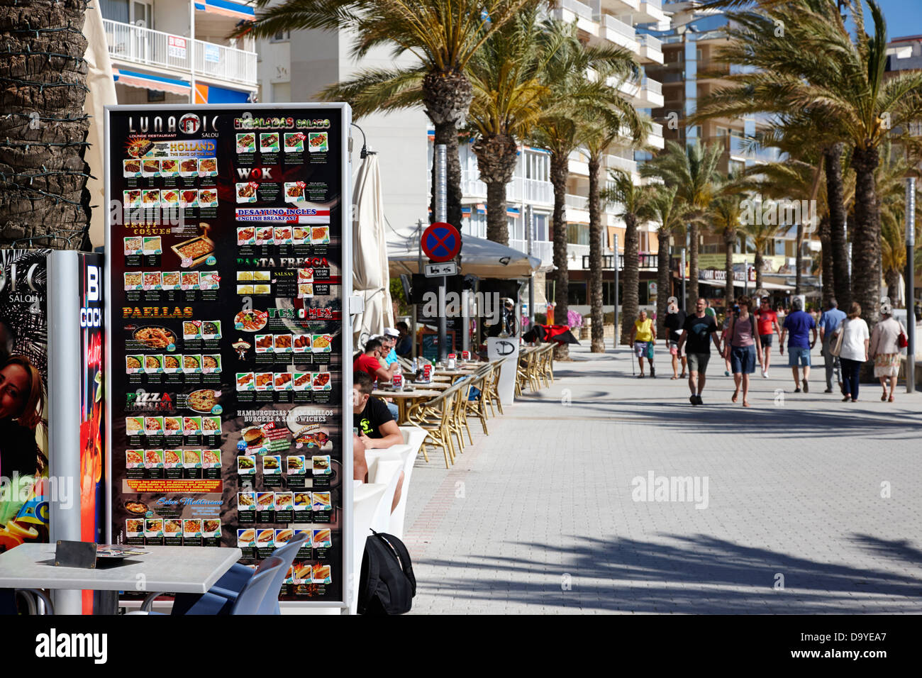 von Bäumen gesäumten Strandpromenade mit Restaurants, in denen Englisch Spanisch und Italienisch Essen Salou Katalonien Spanien Stockfoto