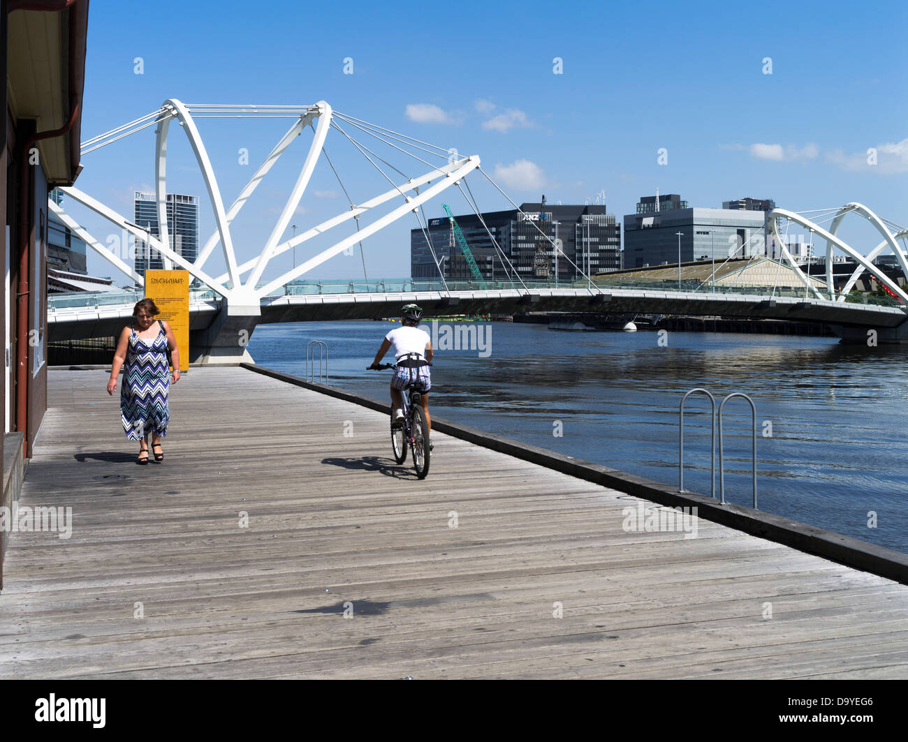 dh Yarra River Promenade MELBOURNE AUSTRALIEN Bootsbauer Hof Radfahrer Seeleute Brücke Fahrrad fahren Radfahren in Stockfoto