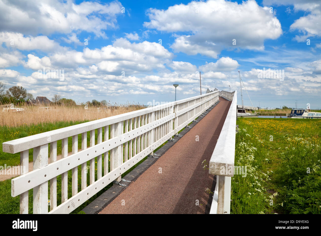 lange weiße Brücke über den Fluss und Himmel, Alkmaar, Niederlande Stockfoto