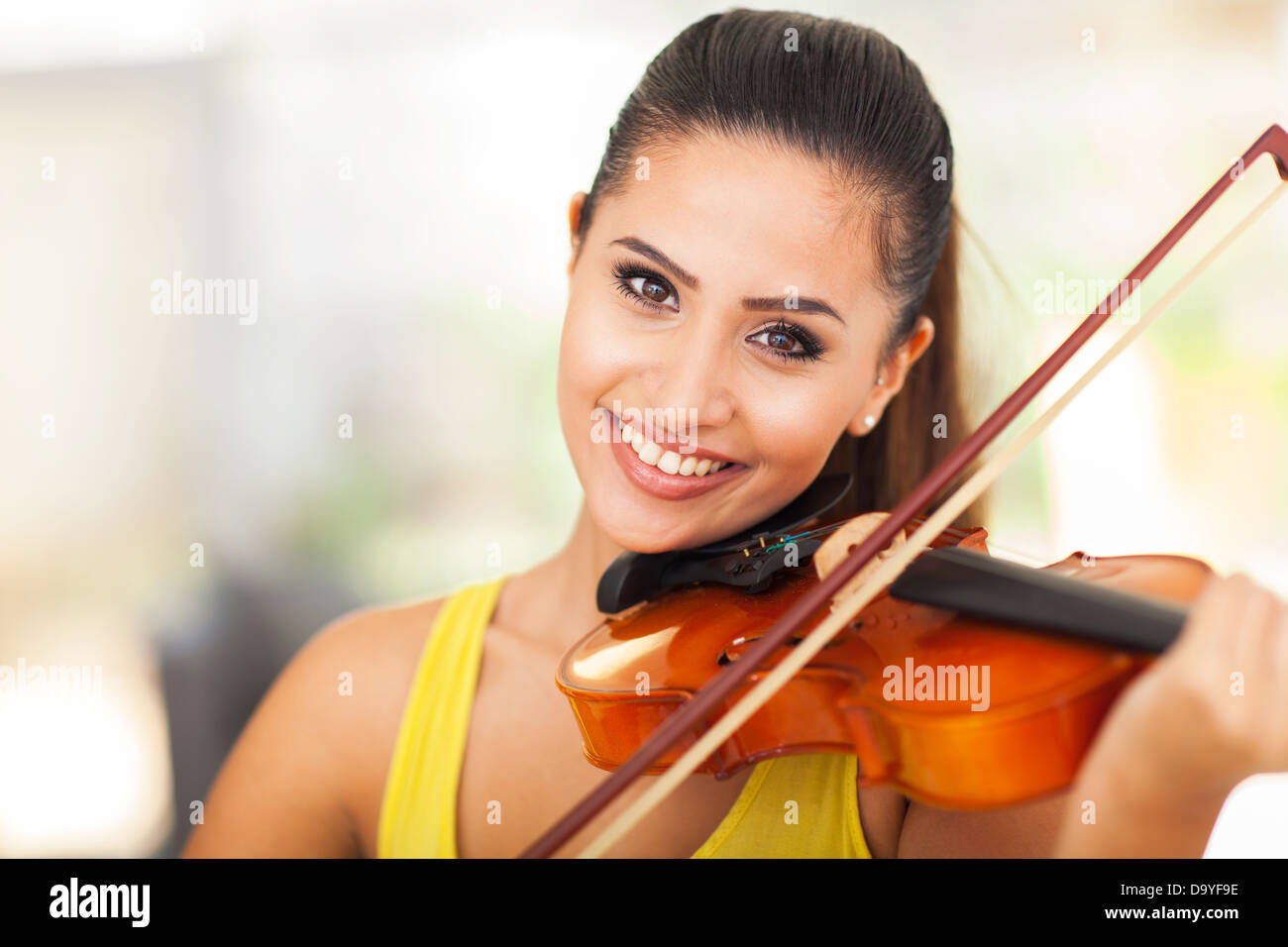Porträt von schönen weiblichen Musiker Geige spielen Stockfoto