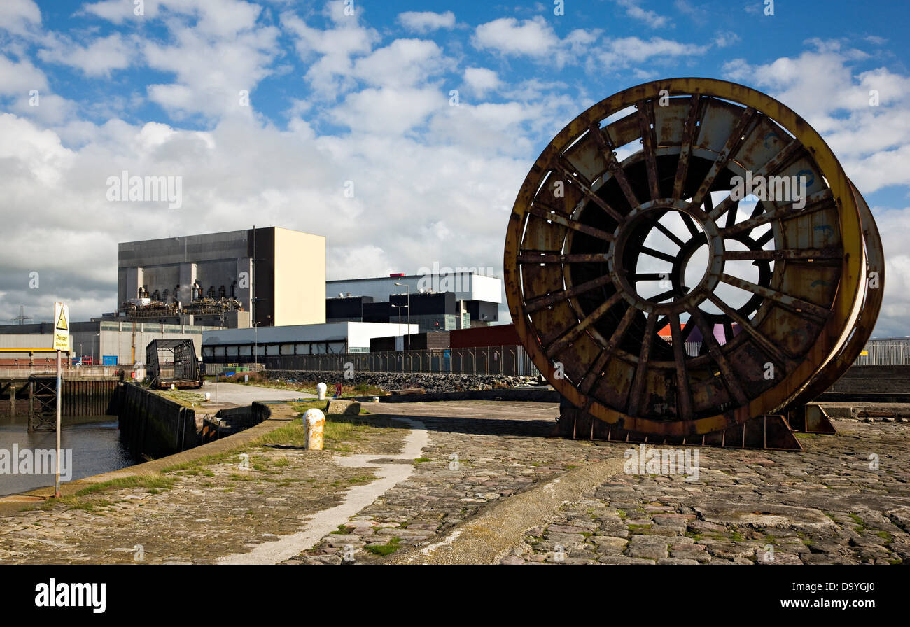 Twin-Kernreaktoren Heysham Kernkraftwerk gesehen vom Hafen mit sehr großen Kabeltrommel im Vordergrund Heysham Stockfoto