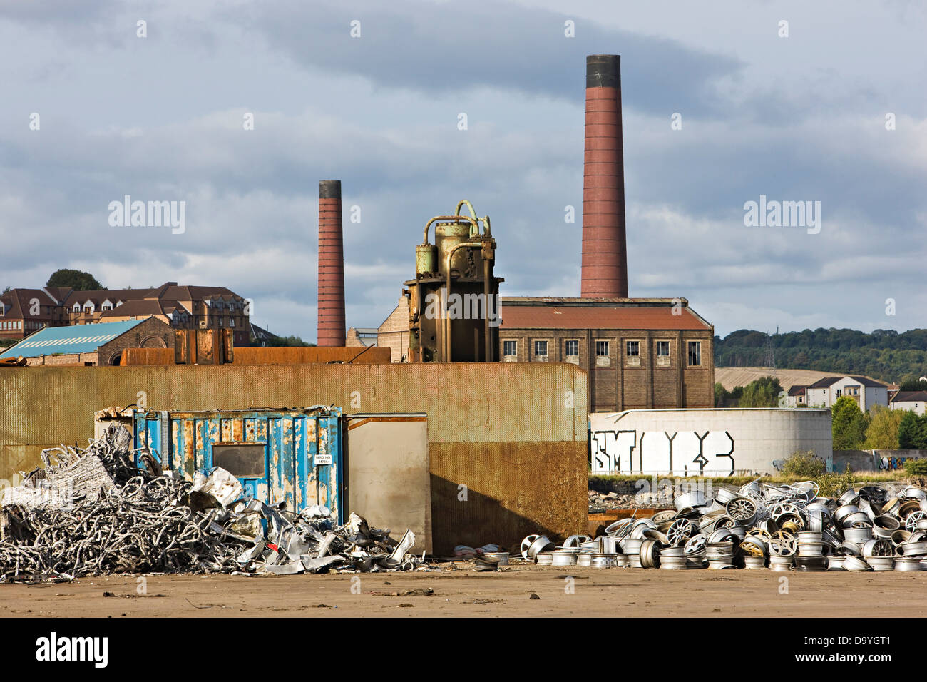 Recycling Aluminium Pkw-Räder auf einem alten Industriegelände Inverkeithing, Fife, Schottland Stockfoto