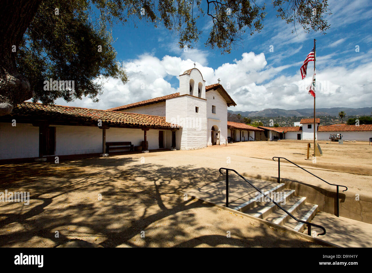 Kirche und der Glockenturm Turm in El Presidio de Santa Barbara State Historic Park Stockfoto