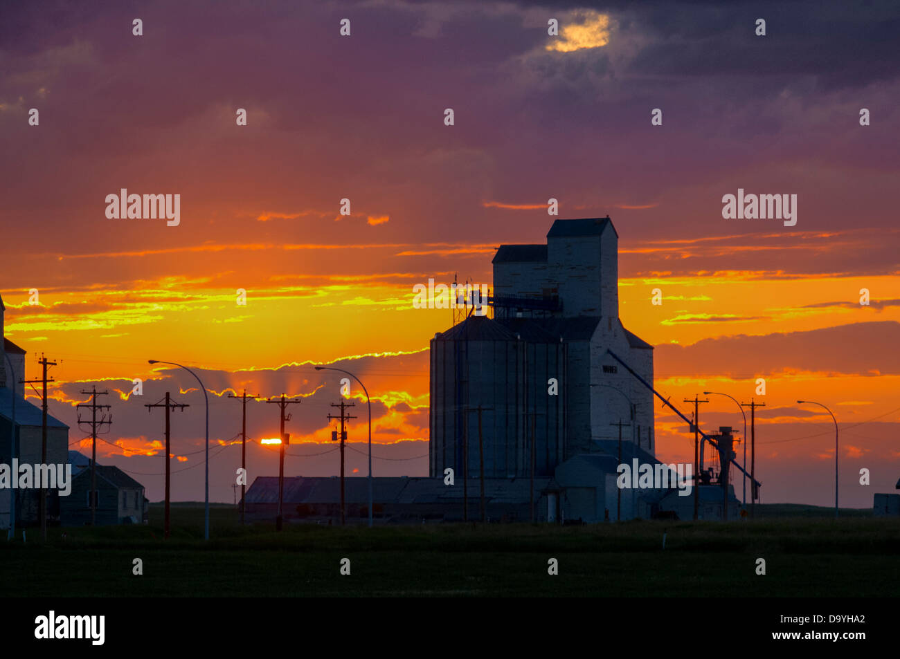 Kornelevatoren bei Sonnenuntergang, Warner, Alberta, Kanada Stockfoto