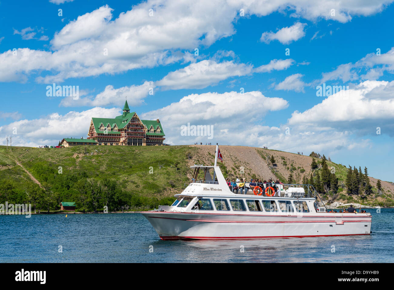 Ein Ausflugsschiff und dem Prince Of Wales Hotel, Waterton Lakes National Park, Alberta, Kanada Stockfoto