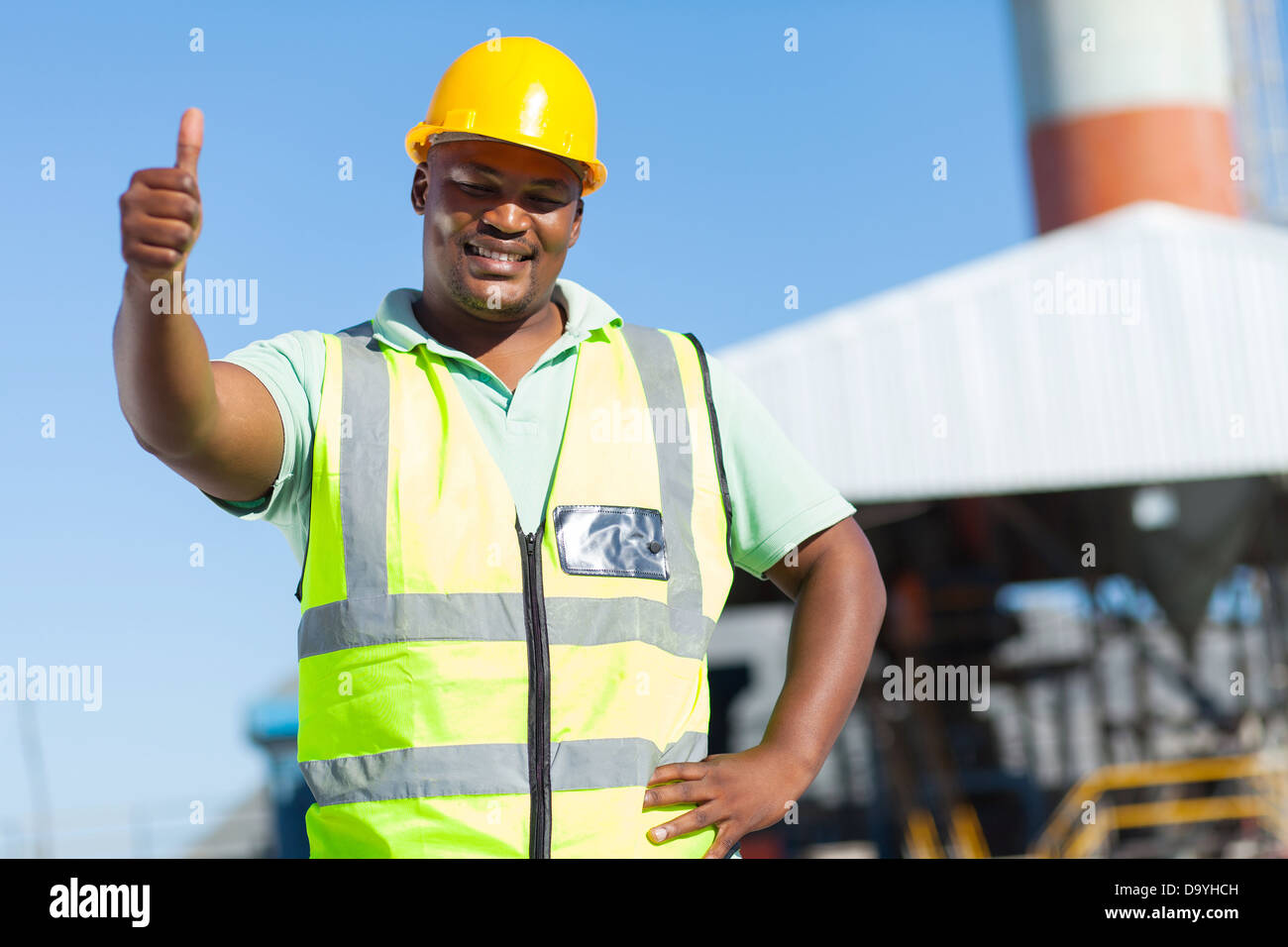glücklich afrikanischen Bauarbeiter Daumen aufgeben Stockfoto