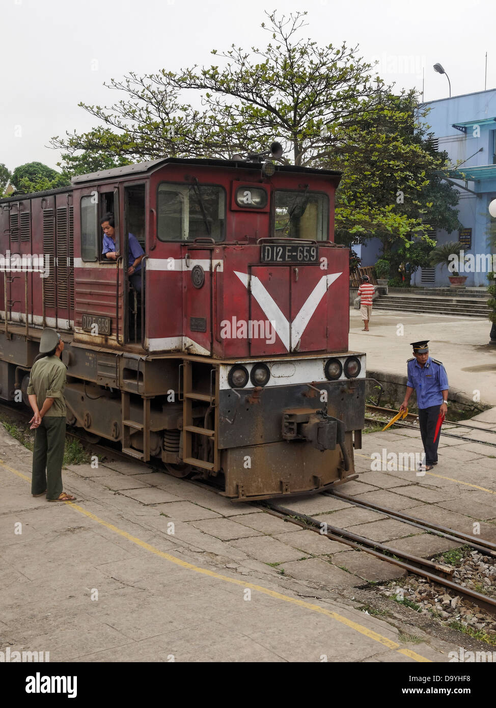 Eine D12E Lokomotive in Dong Ha Bahnhof, Vietnam. Stockfoto