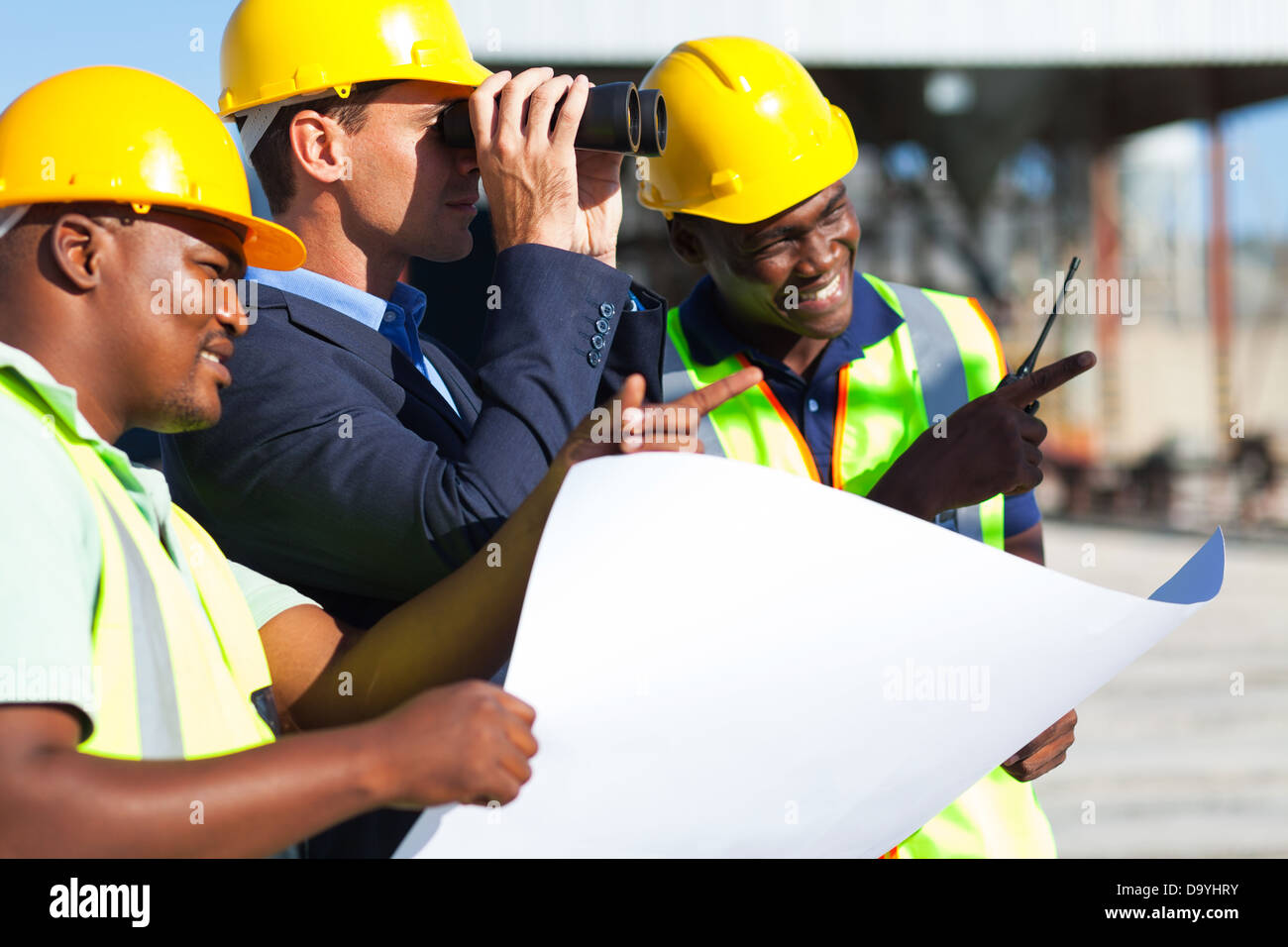 Projekt-Manager mit dem Fernglas suchen mit Arbeiter auf der Baustelle Stockfoto