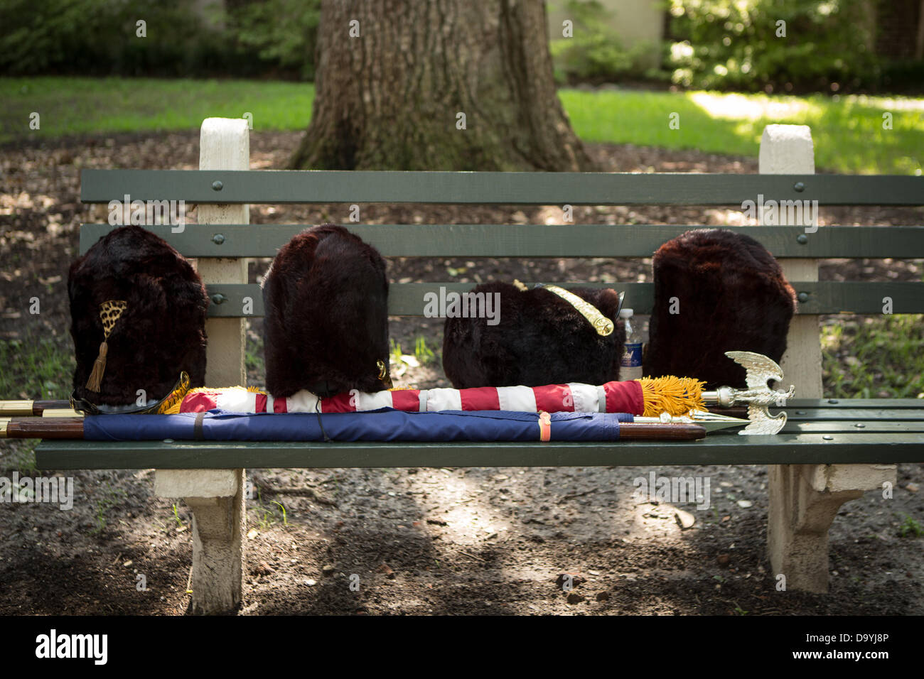 Bärenfellmützen auf einer Parkbank in Carolina Tag feiern und Parade am 28. Juni 2013 in Charleston, South Carolina. Carolina Tag feiert den amerikanischen Sieg an Schlacht von Sullivans Island, SC, USA am 28. Juni 1776. Stockfoto