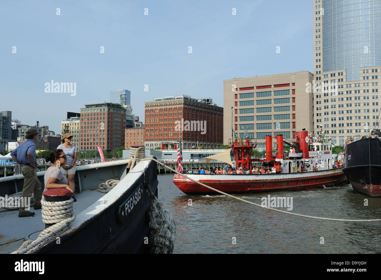 Historische Boote, darunter das Löschboot John J. Harvey am Hudson River Park Pier 25 im Stadtteil Tribeca, von Manhattan. Stockfoto