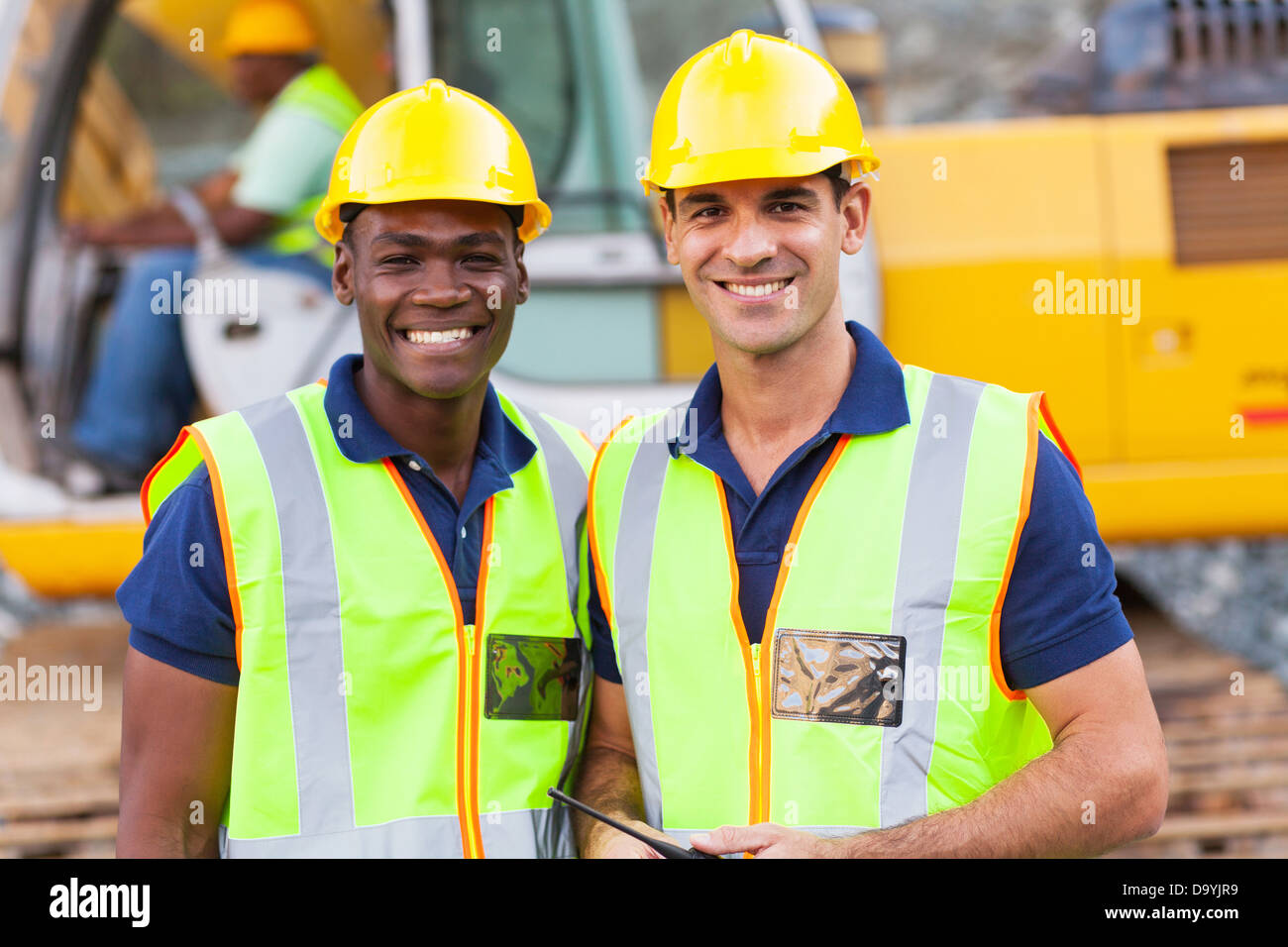 zwei fröhliche männliche Arbeiter auf der Baustelle Stockfoto