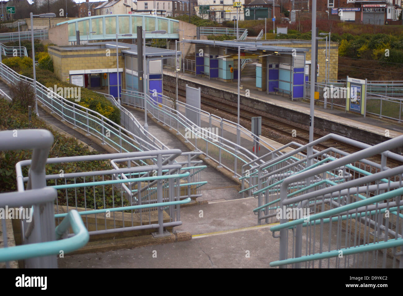 Rampe / Treppe führt hinunter Plattform auf einer u-Bahnstation in der Nähe der Universität Sunderland. Stockfoto