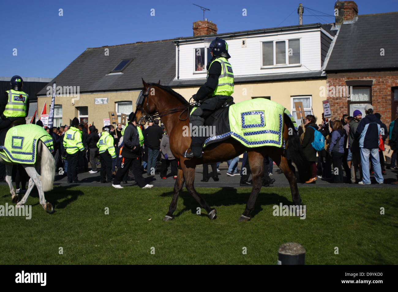 Anti-Faschisten Protest gegen ein Anti Moschee-Demonstration in Millfield, Sunderland. Berittene Polizei Offiziere sind vorhanden. Stockfoto