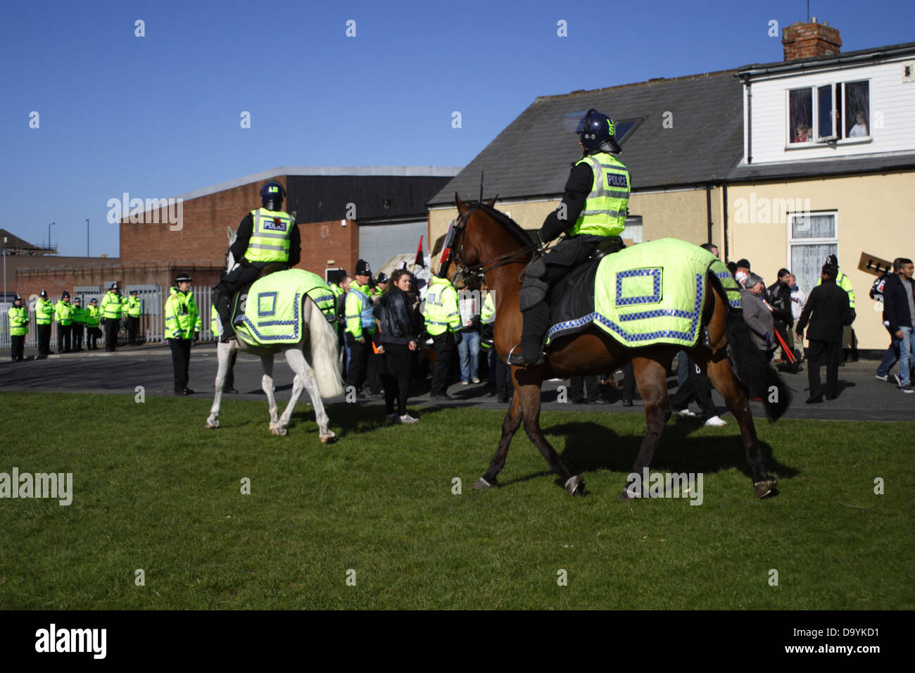 Anti-Faschisten Protest gegen ein Anti Moschee-Demonstration in Millfield, Sunderland. Berittene Polizei Offiziere sind vorhanden. Stockfoto