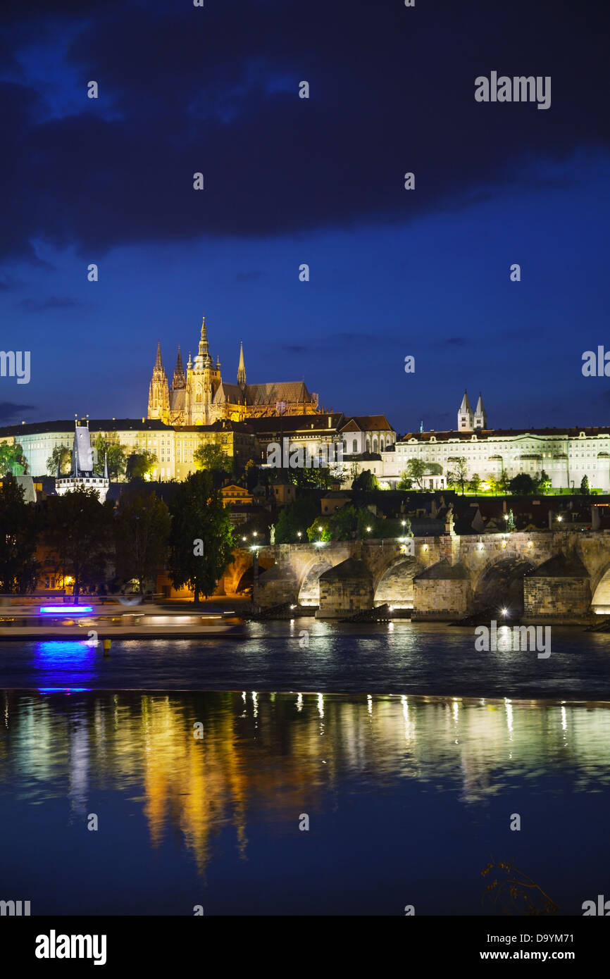 Übersicht der Prager Altstadt mit der Karlsbrücke in der Nacht Stockfoto