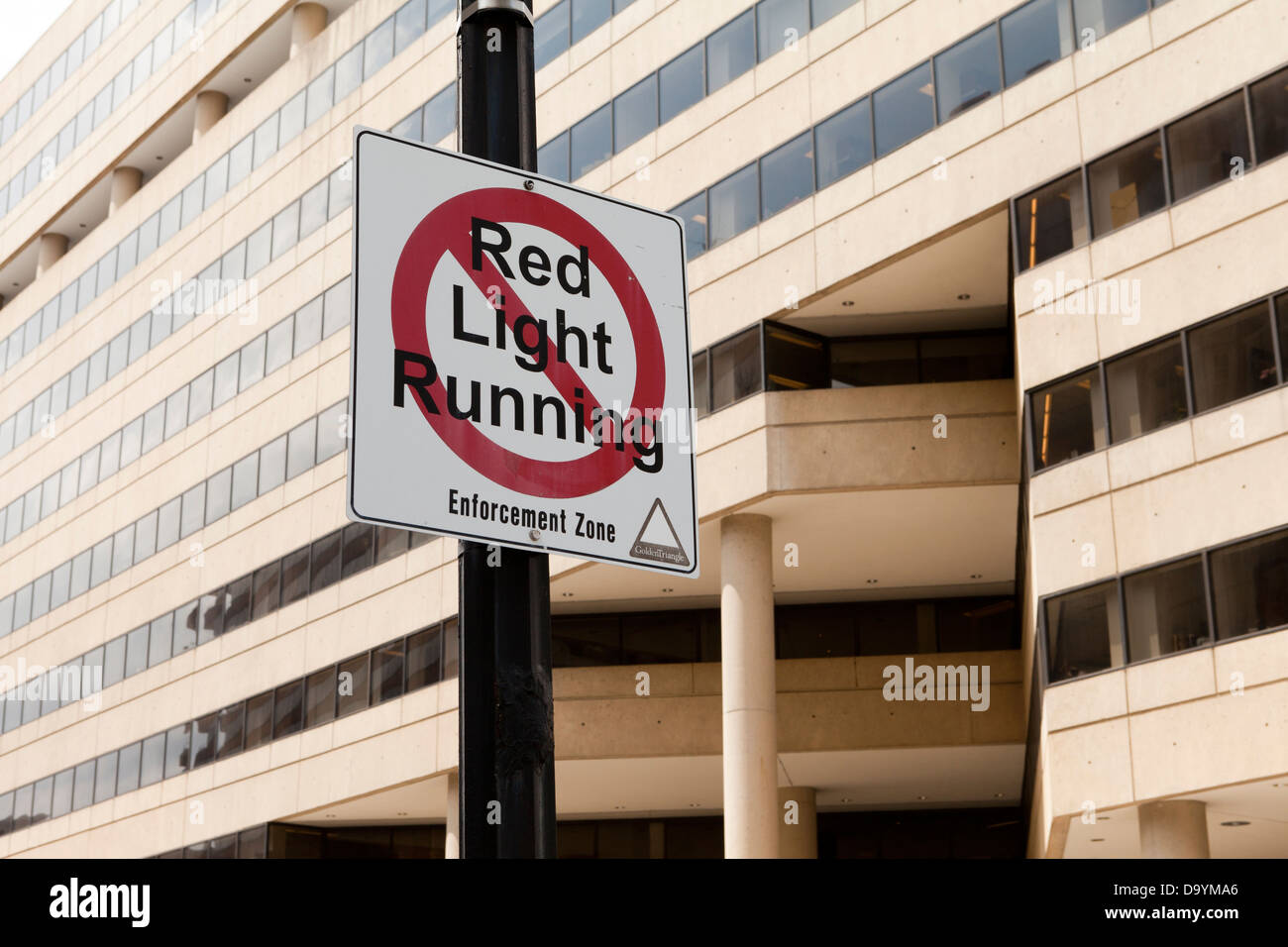 Kein rotes Licht mit Verkehrszeichen Stockfoto