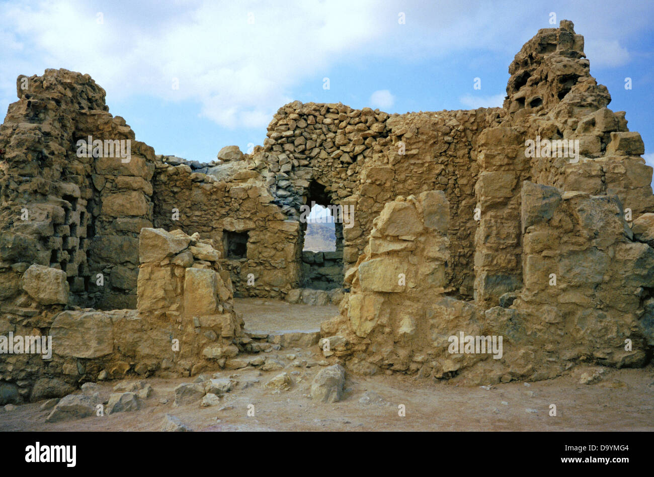 Ruinen der alten Columbarium Turm oder taube Haus in Mesada archäologische Stätte am östlichen Rand der Juda oder Judäische Wüste in Israel. Stockfoto